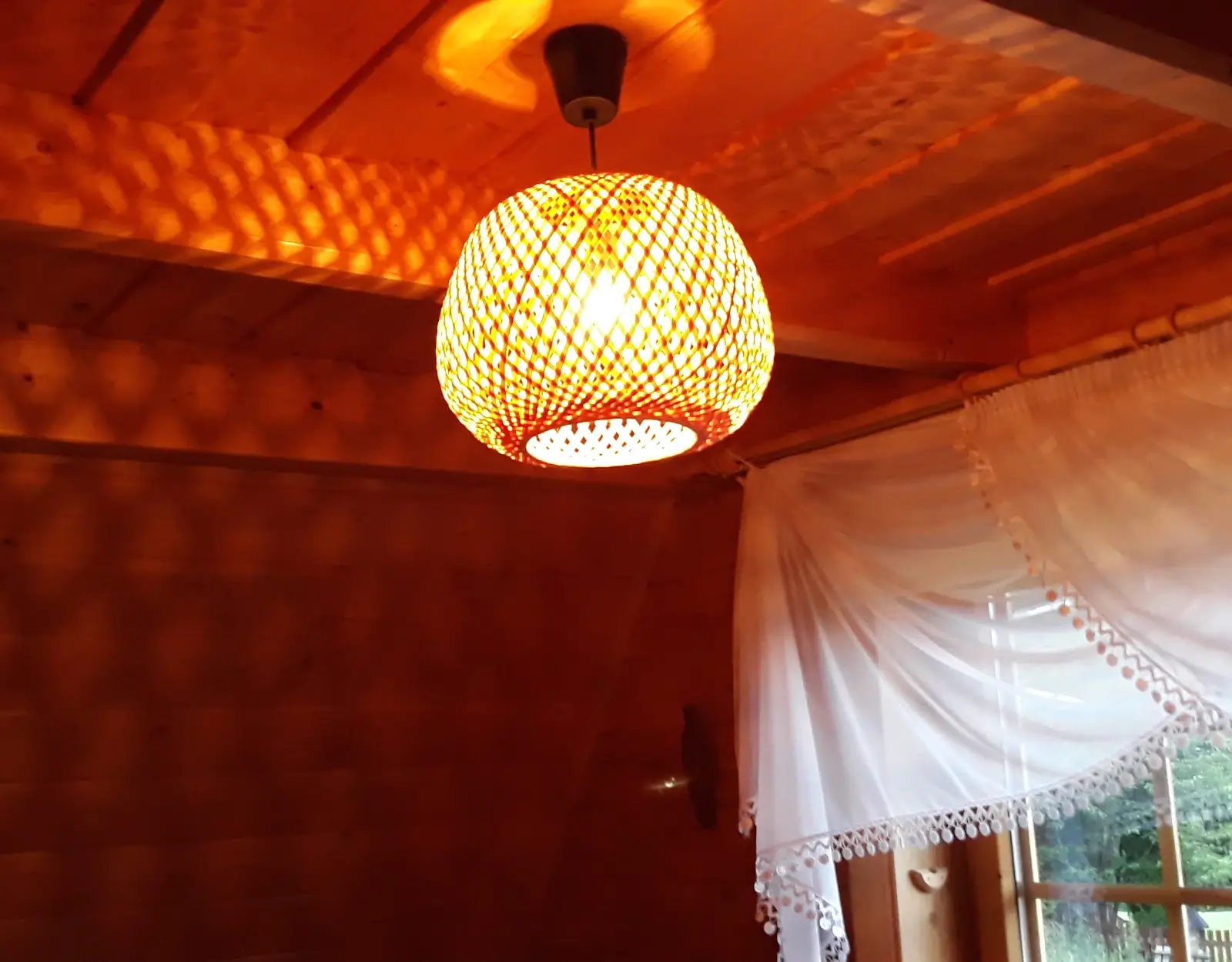 Lampa z żarówką filamentową A60 E27 świecenie